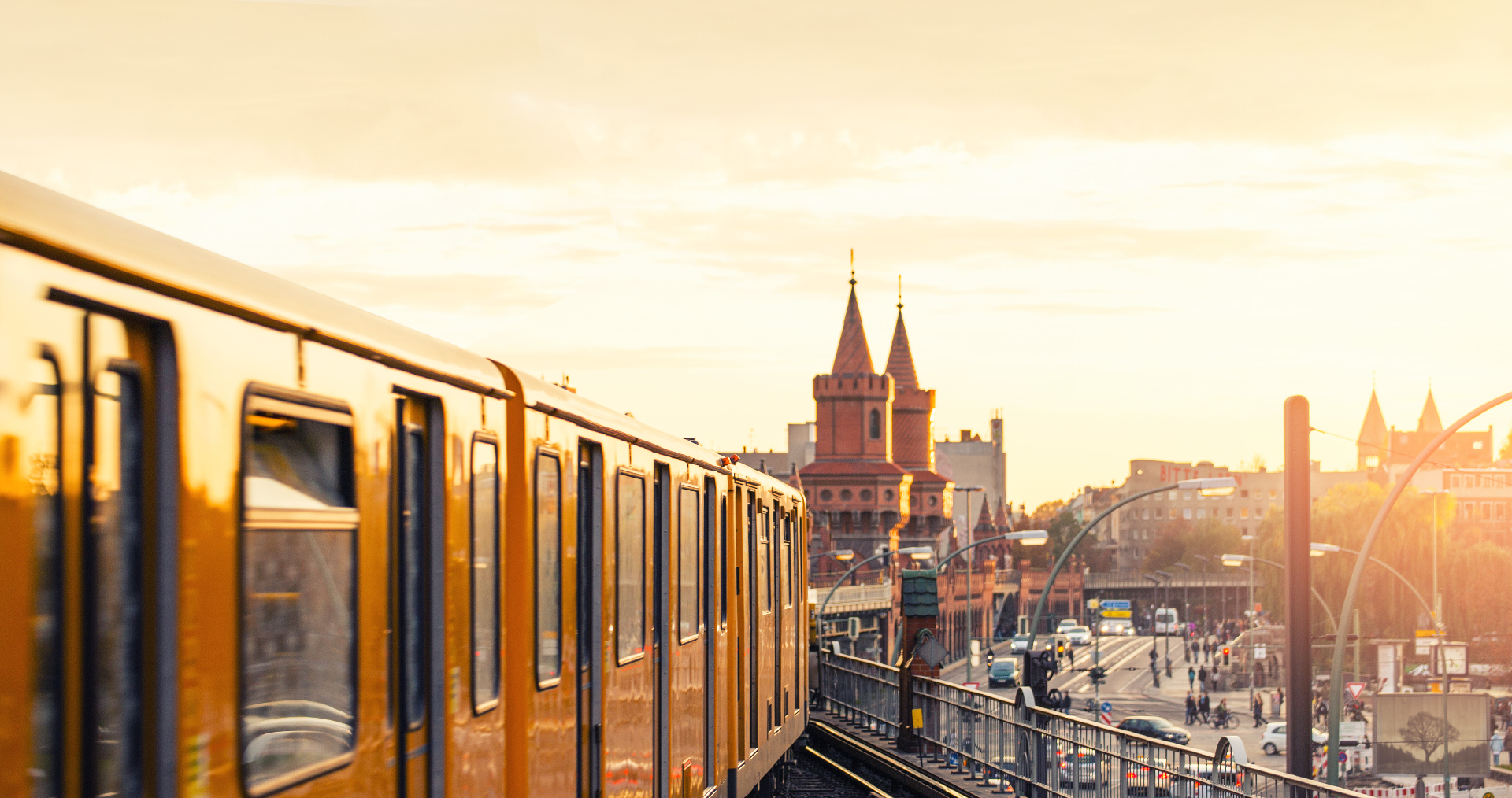 Berliner S-Bahn an der Oberbaumbrücke im Abendlicht